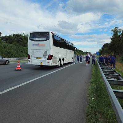Spelersbus van Oranje Leeuwinnen strandt op A2 bij Leende: ‘Gelukkig komen ze op tijd aan voor de af