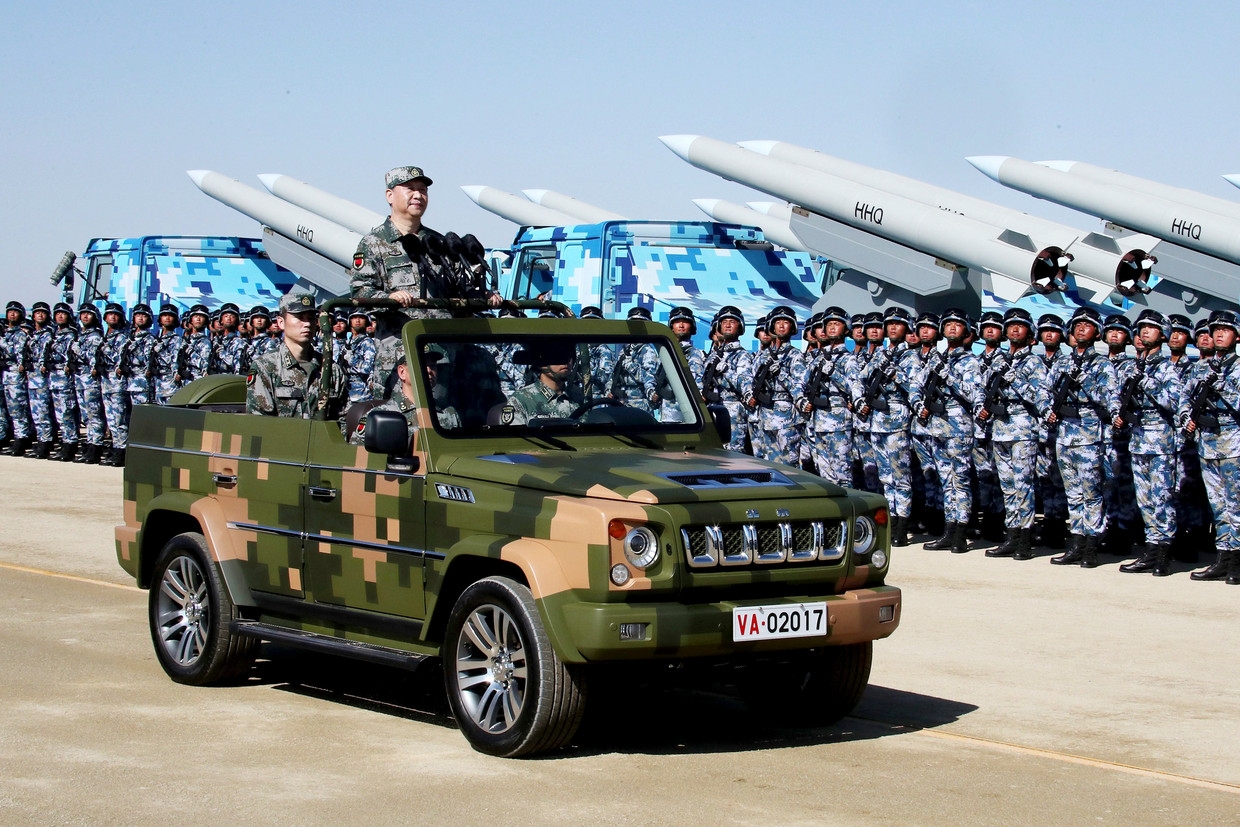 De Chinese leider Xi Jinping schouwt de troepen bij een militaire parade. Piepers noemt de spanningen tussen China en de VS en de openlijke gevechten tussen China en India als belangrijke elementen van de 'enorme spanningsopbouw' die vandaag aan de gang is. Beeld AP