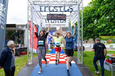 ‘Zolang we maar geen allerlaatste worden’: BN DeStem-verslaggevers overwinnen Trio Triathlon in Gast