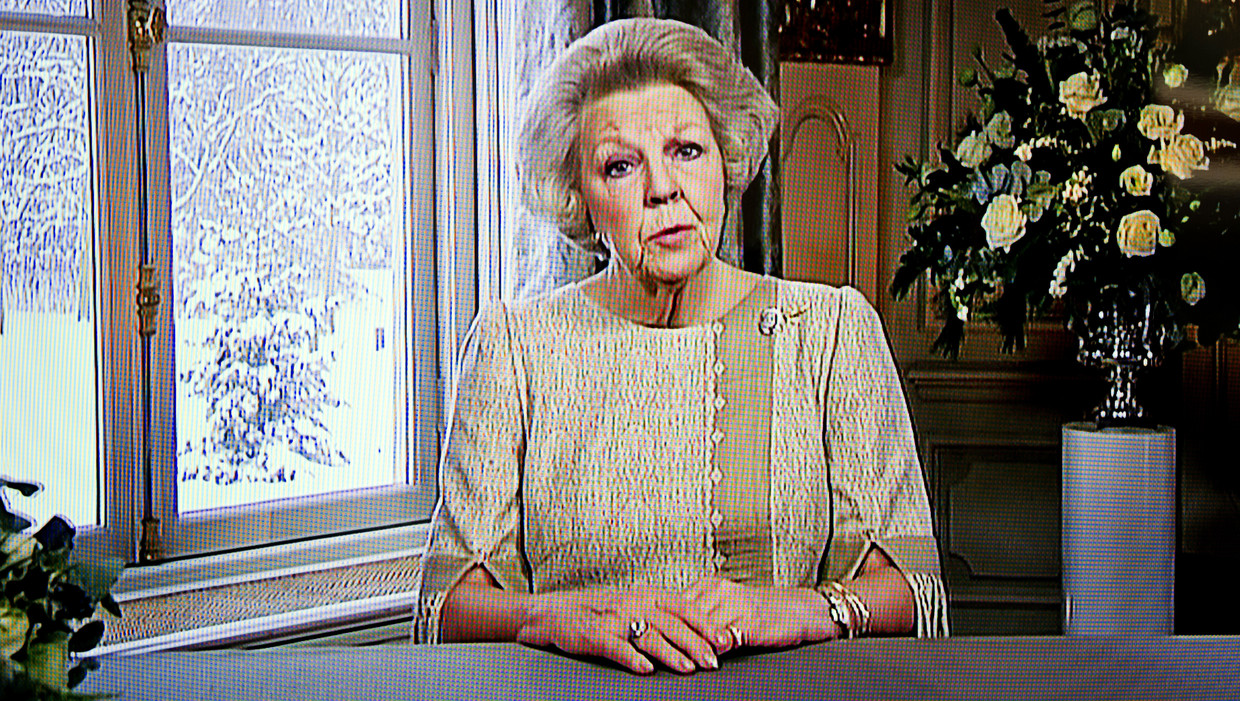 TV-beeld van koningin Beatrix die op eerste kerstdag 2010 haar kersttoespraak via televisie en radio houdt. Beeld ANP