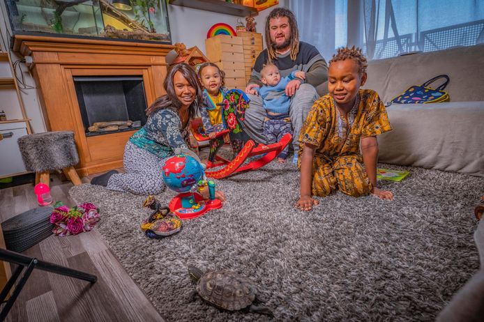 Roy, Aïssa en hun kinderen én schildpad Rudy.
