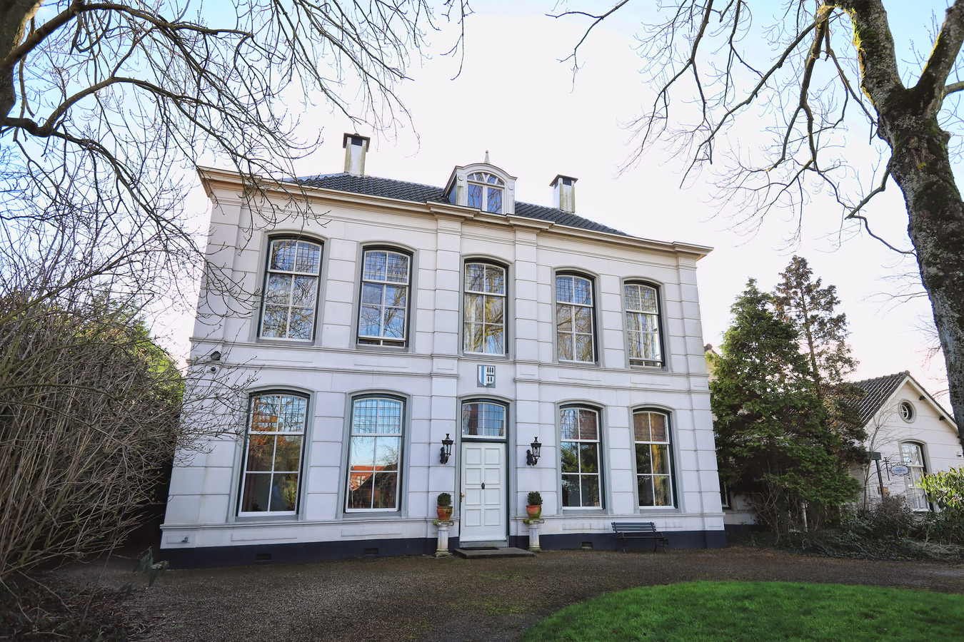 Wonen in het oude gemeentehuis van Zuidland ‘De tegels zijn door de