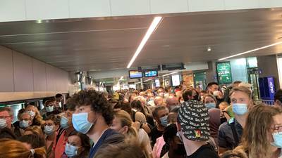 Even chaos in station Brugge met ellenlange wachtrijen en klagende reizigers tot gevolg: “Staan als sardienen op elkaar”