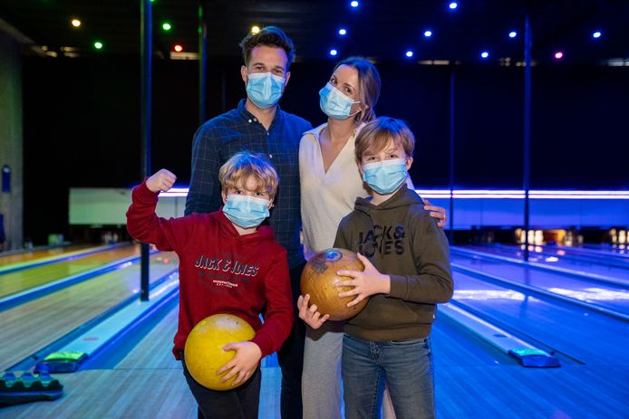 Achille, Arthur, Vincent en Camille genieten van een potje bowlen: "In deze grote zaal voelen we ons veiliger dan in pakweg een restaurant."