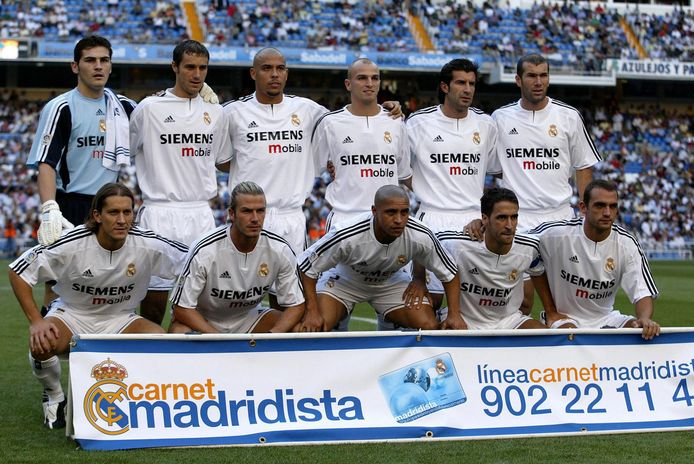 Het startelftal van Real Madrid, eind augustus 2003: Iker Casillas, Ivan Helguera, Ronaldo, Esteban Cambiasso, Luis Figo, Zinedine Zidane, Michel Salgado, David Beckham, ROberto Carlos, Raul en Raul Bravo.