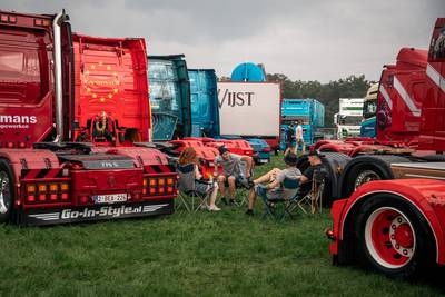 Blinkende trucks beeldbepalend in Liessel