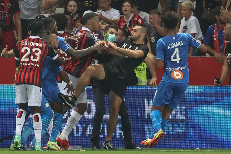  Jean-Clair Todibo probeert Dimitri Payet te beschermen voor een trap van een fan.  Beeld AFP