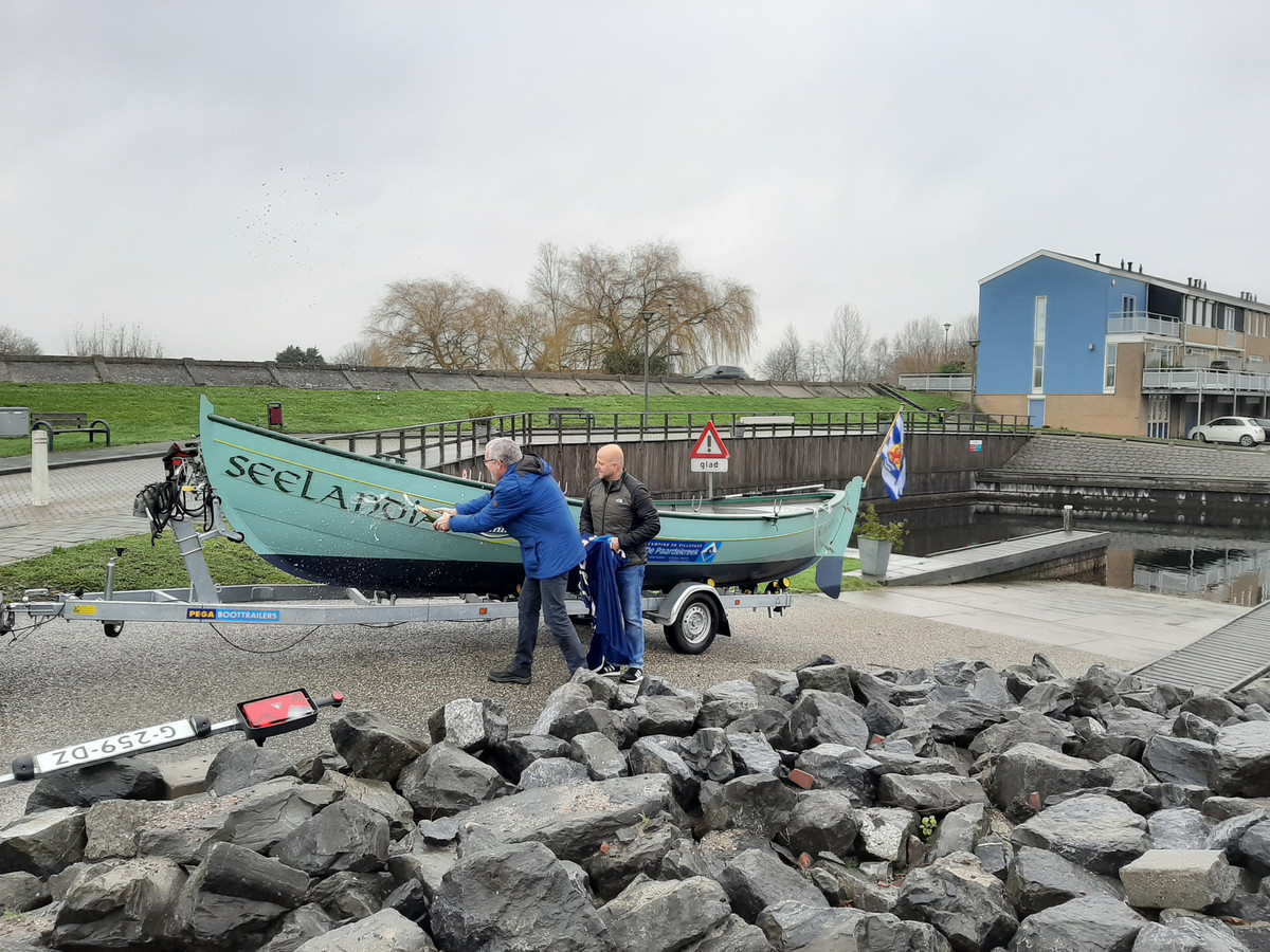 Kees Verweel (links) en stuurman Jurgen van den Broek dopen de Seelandia.