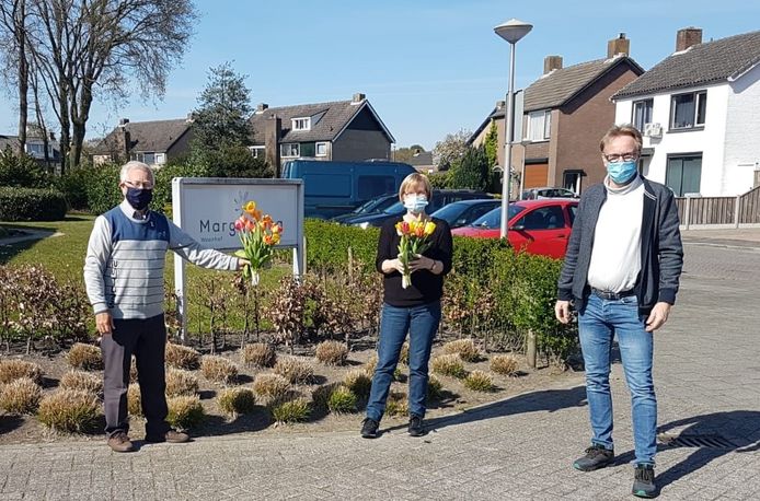 De wethouders Henk Kielman (links) en Lars van der Beek (rechts) gaven tulpen af bij zorgcentrum St. Margaretha in hun woonplaats Huijbergen.