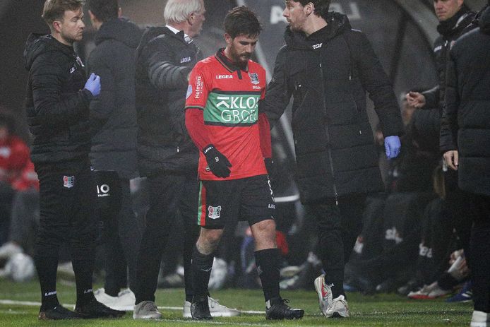 NEC-middenvelder Jordy Bruijn loopt met een hoofdblessure van het veld tijdens de thuiswedstrijd tegen Heracles Almelo.