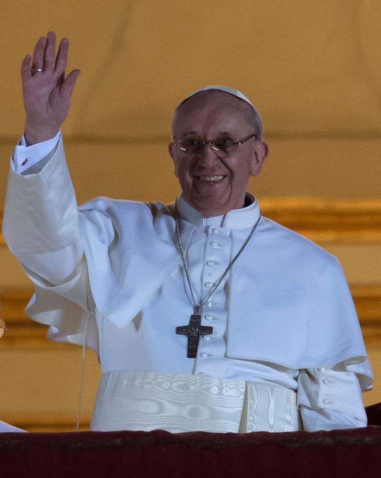 Jorge Mario Bergoglio nadat hij is gekozen als paus. 'Buonasera!' Beeld AFP