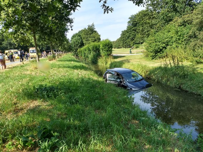 De auto kwam in nabijgelegen water op de Katwijkseweg terecht.