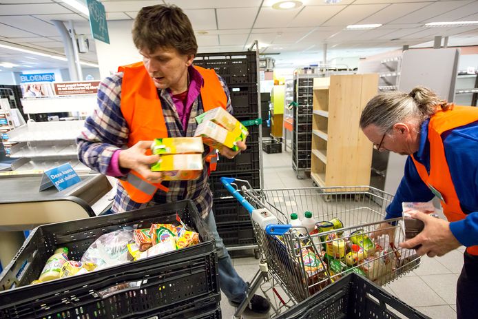 Inzamelactie bij een supermarkt door de Alphense voedselbank. Vrijdag en zaterdag wil Stichting Slimm uit Alphen een grote inzameling houden voor Oekraïne, maar voorlopig is er een flink tekort aan vrijwilligers.