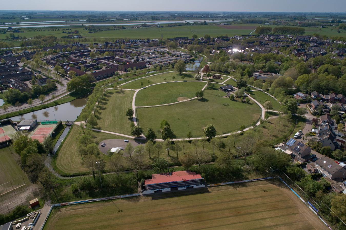 Zo ziet het Stinspark in Westenholte er nu uit: een ui-vormige grasvlakte, doorsneden met wandelpaden. Dat moet anders, vindt wijkvereniging WVF.