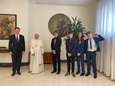 Elon Musk zet foto met zichzelf, zijn kinderen en paus Franciscus online: “Vereerd om hem te ontmoeten”