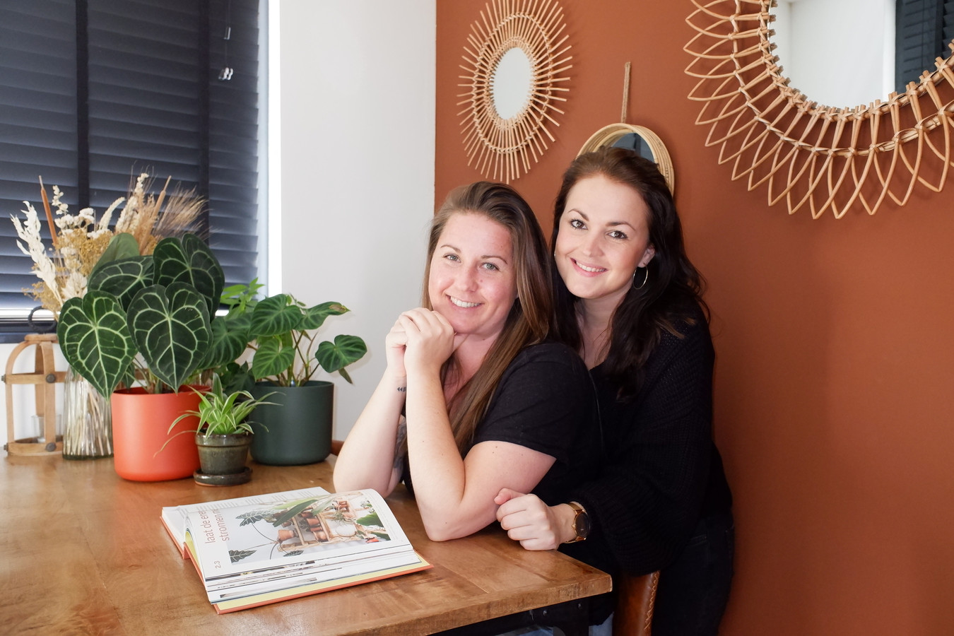 Rachel Pop (l) en Maaike Maurer uit Vlaardingen zijn inmiddels al bijna een jaar de eigenaren van De Plantenpotten webshop.