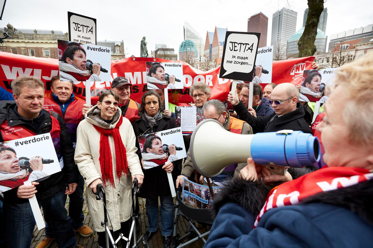 Staatssecretaris Jetta Klijnsma van Sociale Zaken en Werkgelegenheid staat in februari 2014 tussen een groep werknemers van de sociale werkvoorziening voor aanvang van het debat over de Participatiewet. Beeld ANP