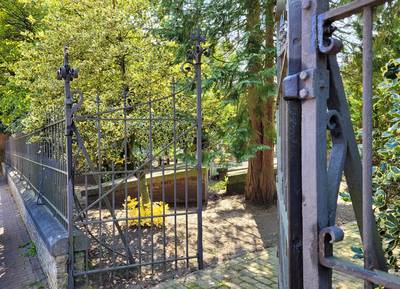 Opknapbeurt voor ijzeren toegangspoort oude kerkhof Bavel