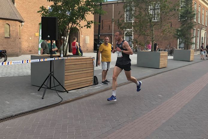 Rick Hartogs soleert naar winst 10 kilometer Van Goghloop