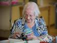 Mevrouw Valkis Stappershoef viert haar 105 jarige verjaardag en geniet van alle aandacht en kaartjes die zij heeft gekregen