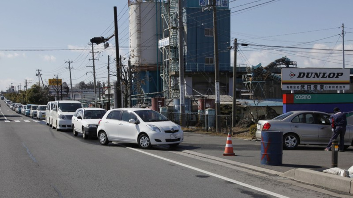 Enorme rijen bij tankstations in Tokio. Beeld afp