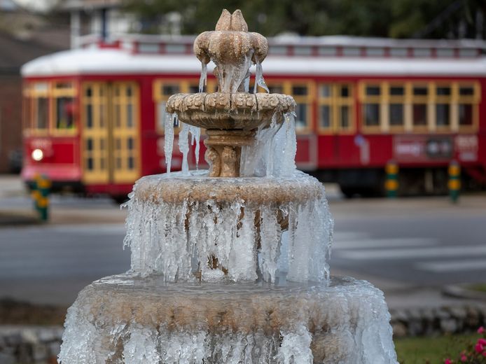 Замерзший фонтан в Новом Орлеане.