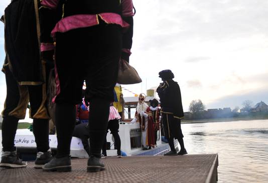 Het moment dat Sint met de boot aankomt in Renkum.