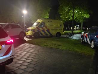 Auto en fietser botsen op rotonde in Harderwijk, fietser gewond naar het ziekenhuis