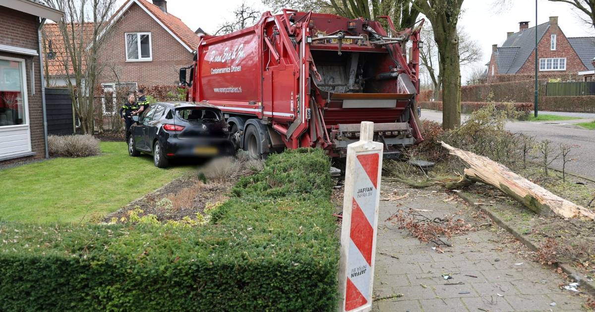 Chauffeur Vuilniswagen Wordt Onwel, Botst Tegen Auto En Rijdt Boom Omver:  Fikse Schade In Wijk En Aalburg | Altena | Bd.Nl