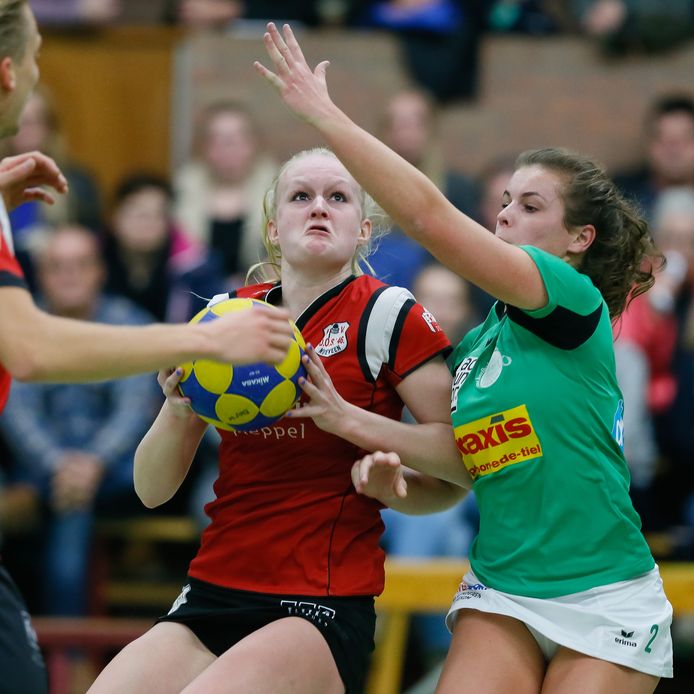 Nienke Hintzbergen (l) was met negen doelpunten de belangrijkste speelster tijdens het duel van DOS'46 tegen Deetos,