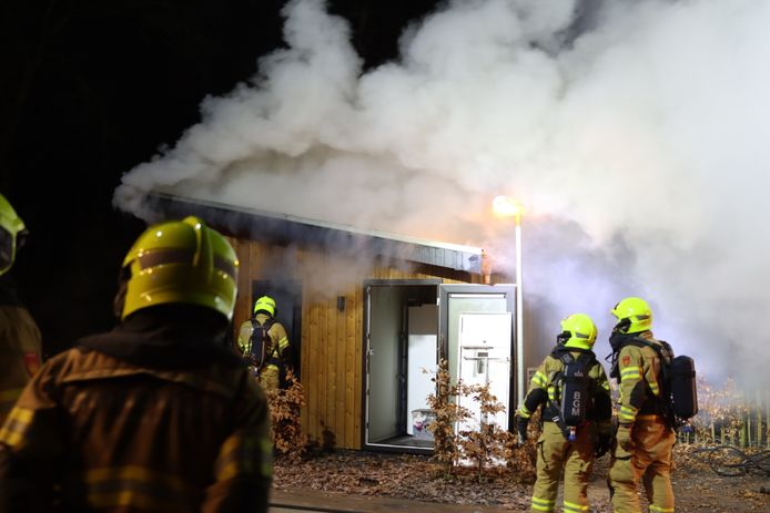 Een chalet op vakantiepark Berkhenrode in Wekerom staat in brand. Het kostte de brandweer een uur voordat ze de brand geblust hadden.