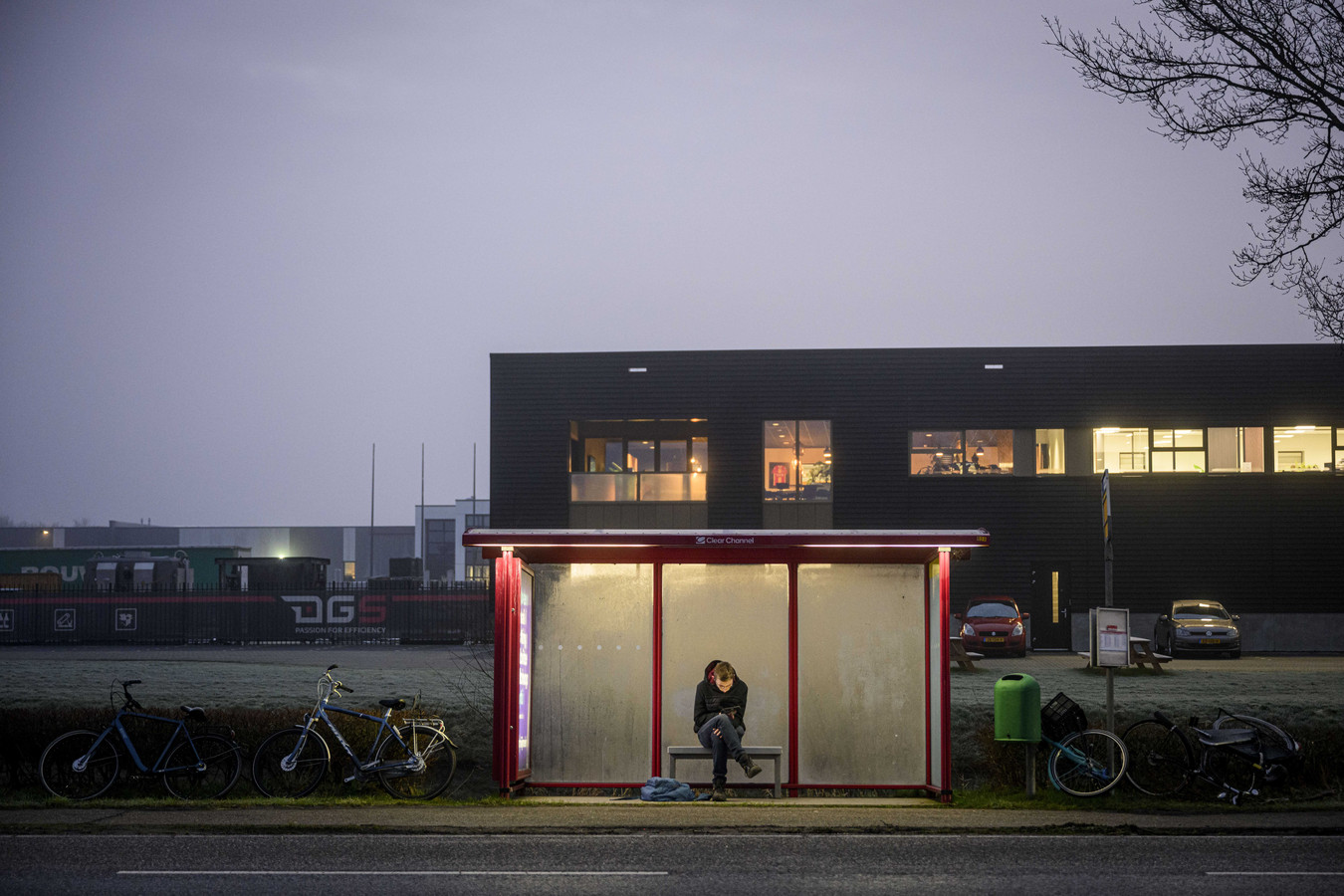 Een bushalte in Haaksbergen tijdens een staking van het streekvervoer en regionaal vervoer.