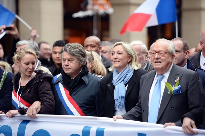Jean-Marie Le Pen (uiterst rechts) met zijn dochter Marine (derde van links te beginnen) en zijn kleindochter Marion (uiterst links).