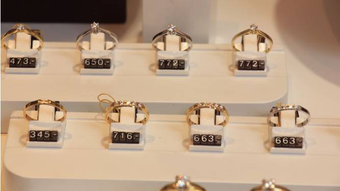 ‘Klant’ steelt dure juwelen door druk te doen bij juweliers: ruim twee jaar cel