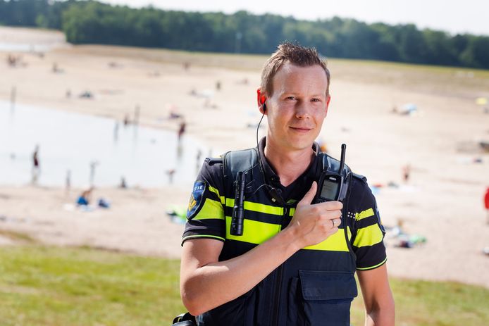 Luciën Bosua, wijkagent in Alphen-Chaam houdt toezicht bij recreatieplas ’t Zand.