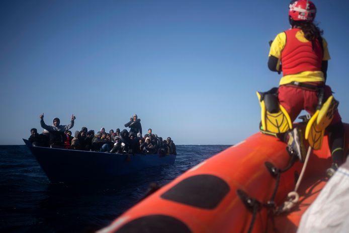 De migranten werden tijdens twee reddingsacties voor de kust van Libië aan boord gehaald.