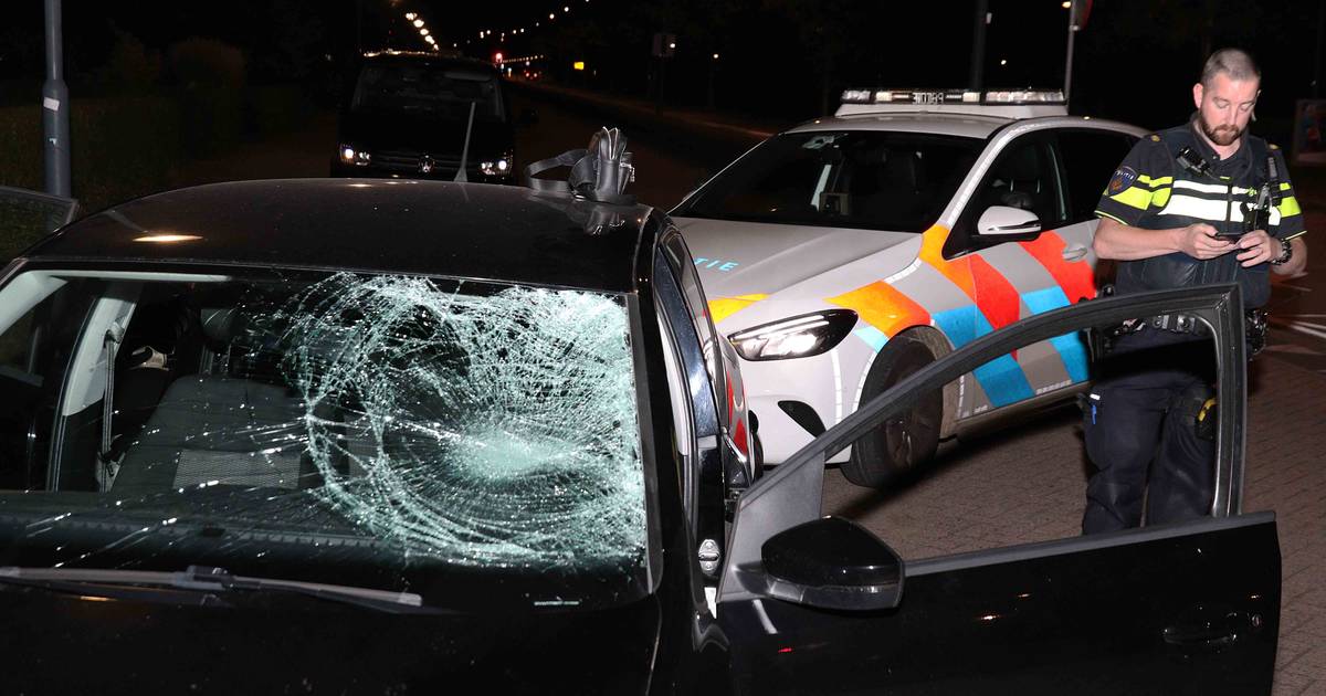 Voetganger belandt op voorruit auto bij botsing in Waalwijk.