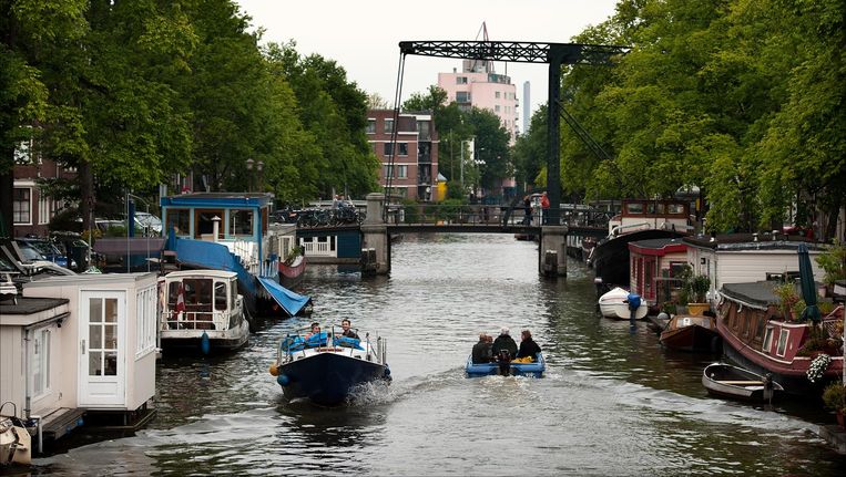 De vaarsnelheid in de Amsterdam grachten gaat omlaag. Beeld anp