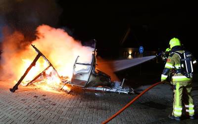 Fik in een caravan, stapels autobanden en een coniferenhaag: volop brandjes in nacht voor oudejaarsn