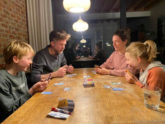 Nieuw gezelschapsspel laat ouders en kinderen strijden voor schermminuten: “Tijdens spelen zit je niet op een scherm te maar breng je wel quality time door met het gezin” | Tielt