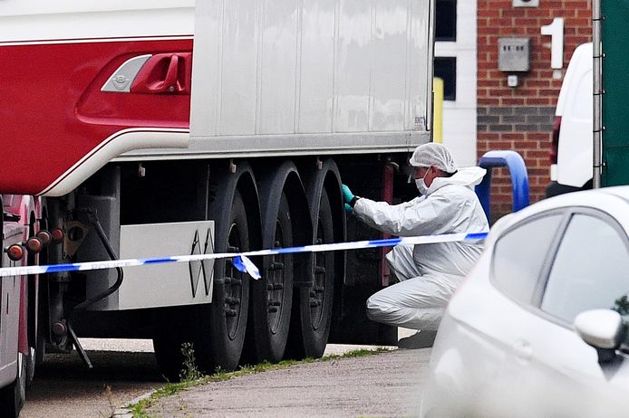 Forensisch onderzoekers zoeken naar sporen op de vrachtwagen, waarin woensdag 39 doden werden gevonden.