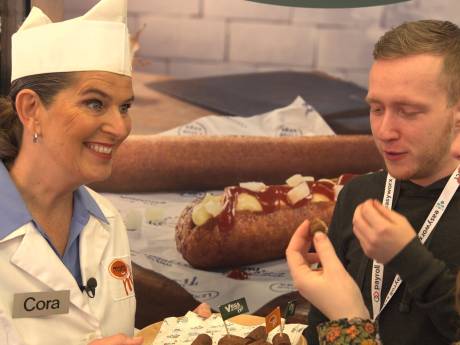 Cora (van Mora) neemt mensen in de maling met frikandel