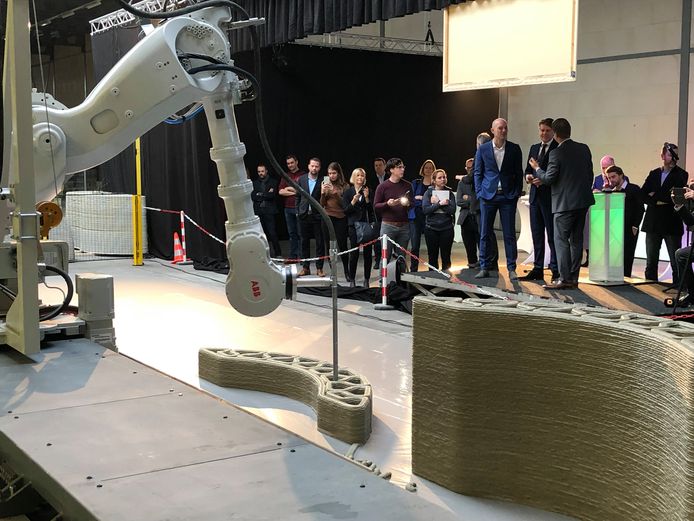De robot bleef zijn werk doen na de opening van de betonprintfabriek van Bam Infra en Weber Beamix.