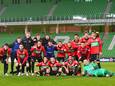De spelers van NEC maken een groepsfoto op het veld na de 1-2-zege op FC Groningen.