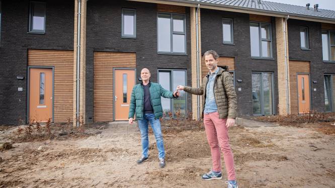 Vijftien huurwoningen in Apeldoornse wijk Zuidbroek opgeleverd: eerste bewoners ontvangen sleutel 