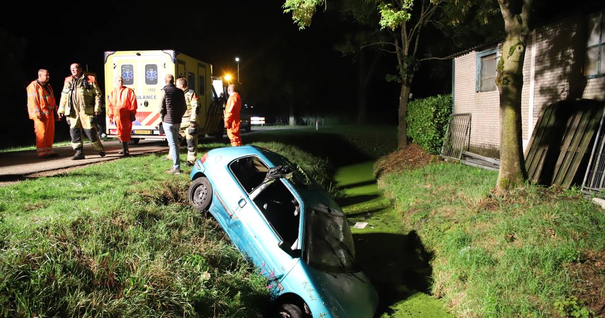 Twee gewonden bij eenzijdig ongeluk: auto duikt in sloot in Enspijk