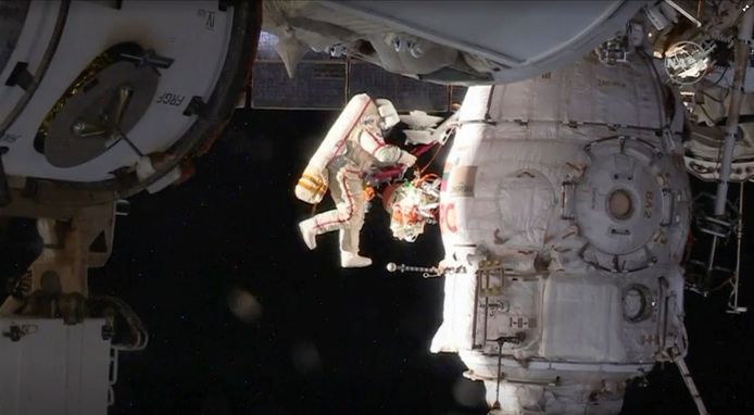 De Russische kosmonaut Oleg Kononenko doet een ruimtewandeling bij het Internationale Ruimtestation ISS.