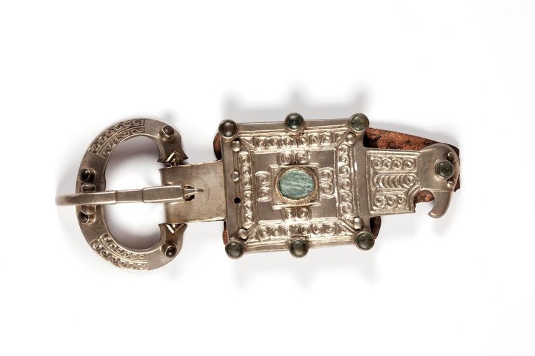 Gesp van een riem met de kop van een adelaar (glas, zilver en ijzer) Beeld Allard Pierson