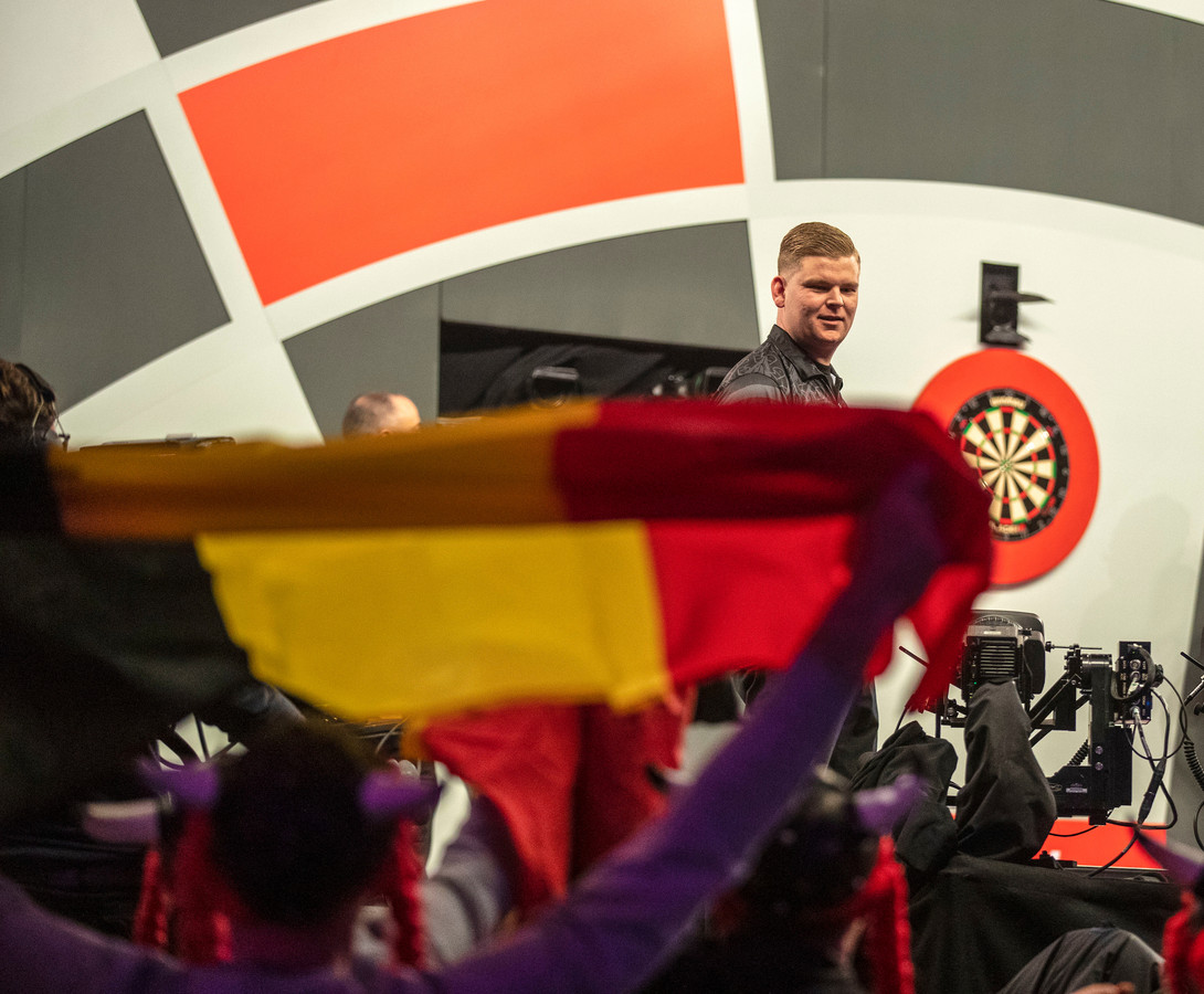 Mike De Decker maakt Belgisch dartsfeest compleet, Nathan Aspinall wint ...