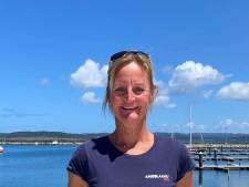 Angela (46) zeilt al drie jaar de wereld over, en krijgt daarvoor betaald: ‘Breng boten van A naar B’